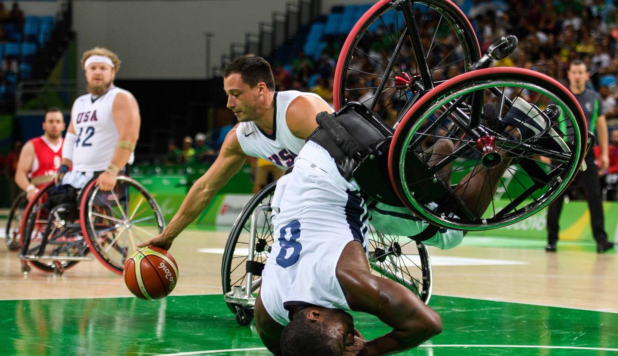 Pemain AS, Brian Bell terjatuh saat berebut bola pada cabang Basket Kursi Roda grup B antara AS melawan Iran pada Paralimpik Games 2016 di Rio de Janeiro, Brasil,(10/9/2016. (AFP/OIS/IOC/Thomas Lovelock for OIS/IOC)