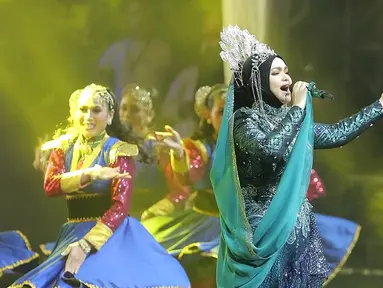 Penampilan penyanyi Siti Nurhaliza saat menggelar konser 'Dato Sri Siti Nurhaliza on Tour' di Istora Senayan, Jakarta, Kamis (21/2). Sebagai lagu pembuka, Siti melantunkan lagu tradisional Melayu berjudul 'Badarsila'. (Fimela.com/Bambang E Ros)