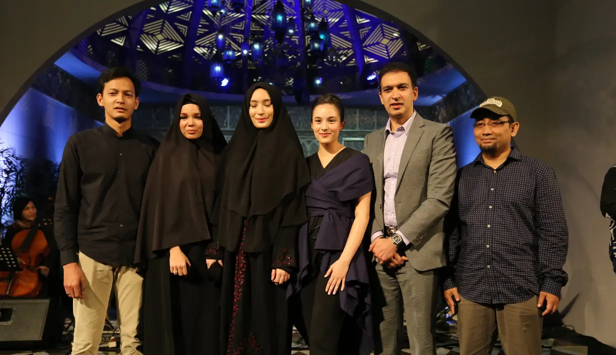 "Target sekurus-kurusnya. Sudah mulai, no nasi diet karbo. Aku juga lagi nyawal, tapi pastinya dengan tekanan dan stres. Tapi ini tantangan yang kita terima dengan baik," jelas Dewi Sandra. (Adrian Putra/Bintang.com)