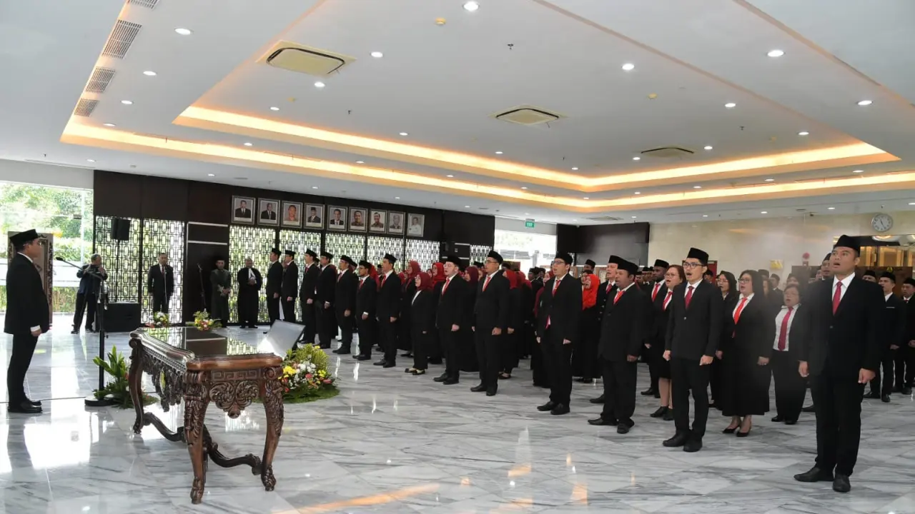Plt. Sekretaris Jenderal Kementerian ESDM Dadan Kusdiana melantik dan mengambil sumpah 127 pejabat fungsional di lingkungan Kementerian ESDM pada Selasa (27/6/2023). (Dok Kementerian ESDM)
