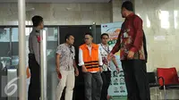 Fahmi Darmawansyah berjalan meninggalkan gedung KPK usai diperiksa, Jakarta, Jumat (23/12). Kasus ini bermula dari Operasi Tangkap Tangan KPK pada 14 Desember lalu terhadap Edi Susilo Hadi, dan tiga orang pegawai PT MTI. (Liputan6.com/Helmi Affandi)