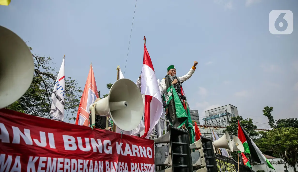 Pengunjuk rasa mengikuti aksi solidaritas untuk Palestina di depan Kedubes Amerika Serikat, Jumat (21/5/2021). Aksi yang diikuti berbagai elemen masyarakat dan ormas itu mengutuk serangan Israel dan mengajak masyarakat Indonesia untuk mendukung dan membantu Palestina. (Liputan6.com/Faizal Fanani)