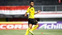 Muhammad Junda Irawan saat menjalani debut di TSC bersama Arema Cronus. (Bola.com/Iwan Setiawan)