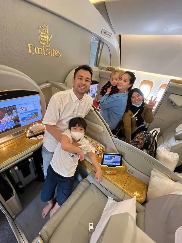 Raffi Ahmad dan Nagita Slavina sekeluarga. (Instagram.com @raffinagita1717)