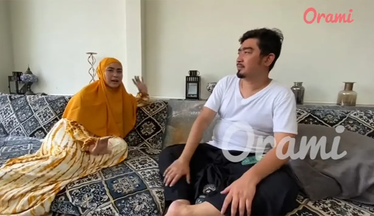 Rumah Ustaz Solmed dan Aprile Jasmin (Youtube/Orami Indonesia)