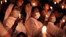 Umat Katolik memegang lilin saat Malam Paskah di gereja Santo Kristoforos di Jakarta pada 30 Maret 2024. (Yasuyoshi CHIBA/AFP)