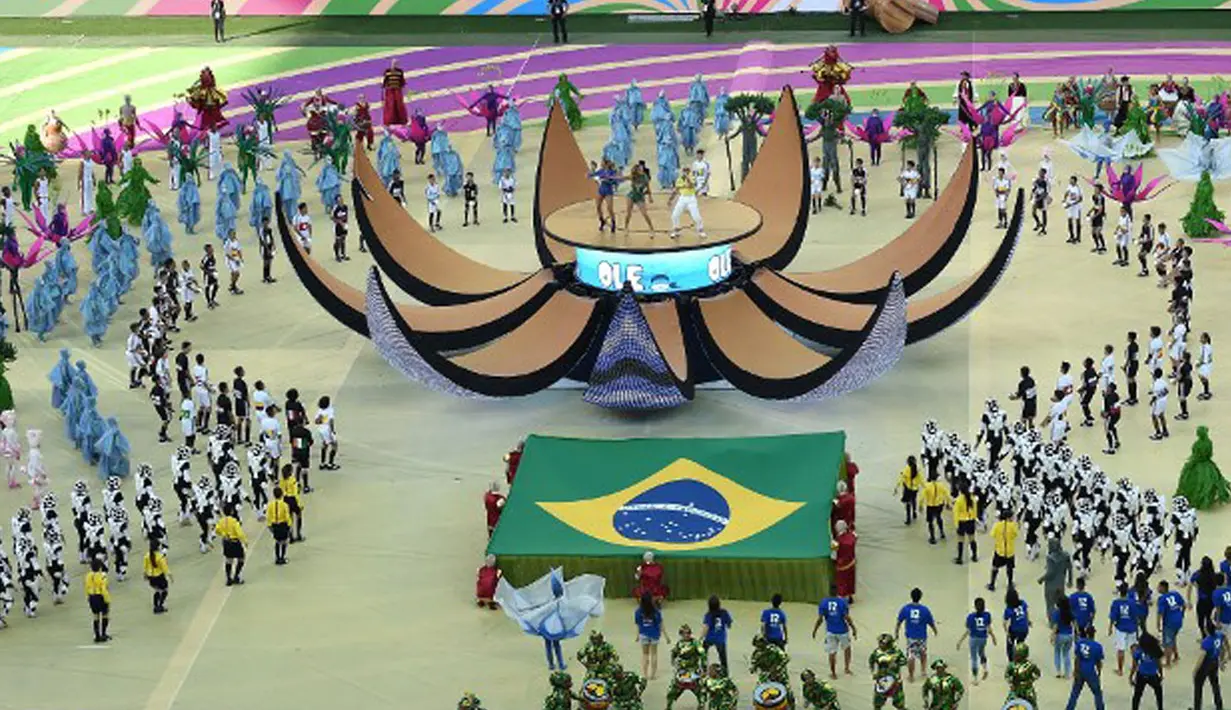 Beragam atraksi ditampilkan dalam seremoni pembukaan Piala Dunia 2014 di Corinthians Arena, Sao Paolo, Brasil, (13/6/2014). (AFP PHOTO/Francois-Xavier Marit)