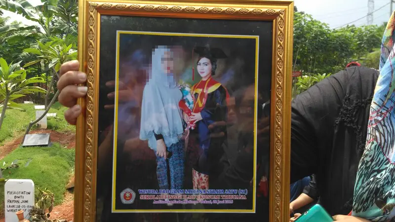 Farah Nikmah saat diwisuda