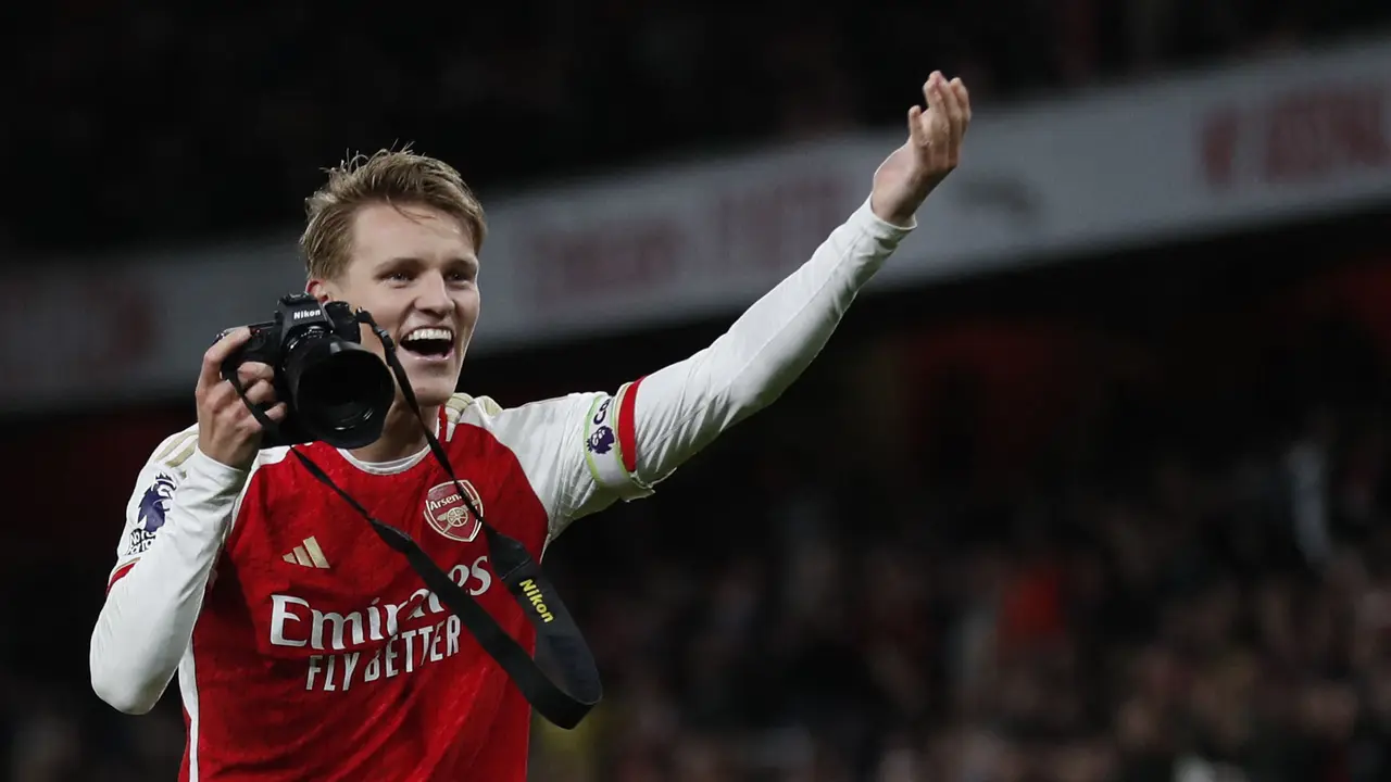 Foto: Bertingkah Bak Fotografer, Begini Selebrasi Kemenangan Martin Odegaard setelah Laga Arsenal Vs Liverpool di Liga Inggris