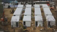 Kontainer untuk bangsal merawat orang yang terinfeksi virus corona COVID-19 disiapkan di halaman Pusat Medis Seoul, Kamis (10/12/2020). Otoritas Korea Selatan membuat tempat tidur rumah sakit dari kontainer untuk meringankan beban fasilitas medis yang telah kewalahan. (AP Photo/Ahn Young-joon)