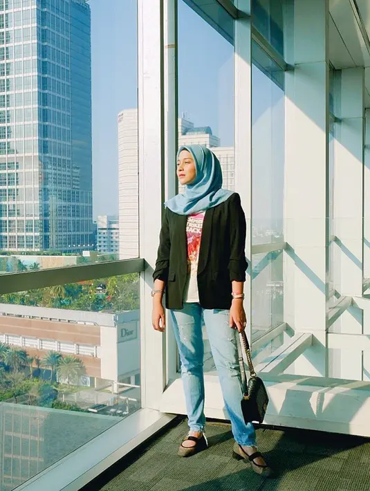 Bahkan, penampilan kasual Nina Zatulini dengan memadukan kaus berwarna putih dengan celana serta hijab biru dan blazer hijau army ini pun terlihat menawan. Ia pun hanya menambahkan sebuah tas kecil untuk mempercantik penampilannya. (Liputan6.com/IG/@ninazatulini22)