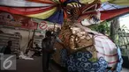 Pekerja saat menyelesaikan hiasan mobil Naga di Vihara Saddhapala, Jakarta, Jumat (22/4/2016). Persiapan tersebut dilakukan untuk Pindapata Gema Waisak 2560 BE pada tanggal 24 April di Kota Tua. (Liputan6.com/Faizal Fanani)