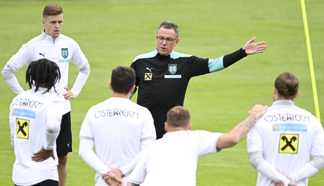 Ralf Rangnick tampak hadir dan memimpin langsung sesi latihan Timnas Austria. (AFP/Robert Jaeger)