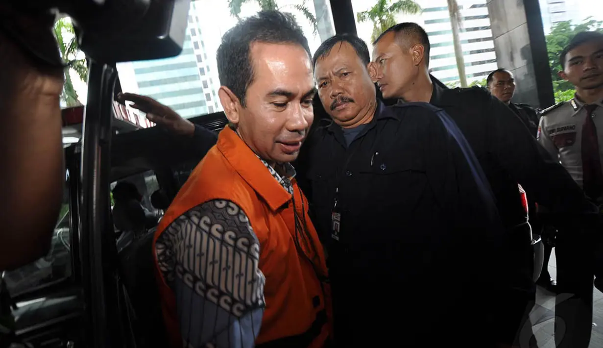 Tubagus Chaeri Wardhana atau Wawan terlihat mengenakan rompi tahanan berwarna oranye saat hendak menjalani pemeriksaan lanjutan di Gedung KPK, Jakarta, Selasa (9/12/2014).  (Liputan6.com/Miftahul Hayat)