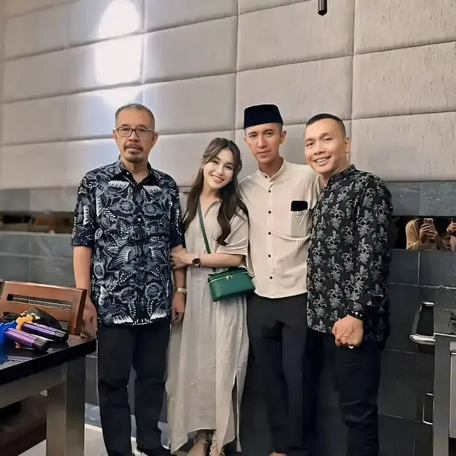 Bukber keluarga Ayu Ting Ting dan Muhammad Fardhana