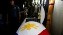 Jasad petugas polisi, Rancel Cruz terbaring di atas peti mati usai ditembak pecandu narkoba di Manila, Filipina, (19/10). Filipina terus membasmi peredaran narkoba dengan cara menembak di tempat bagi pecandu dan pengedar narkoba. (REUTERS/Erik De Castro)