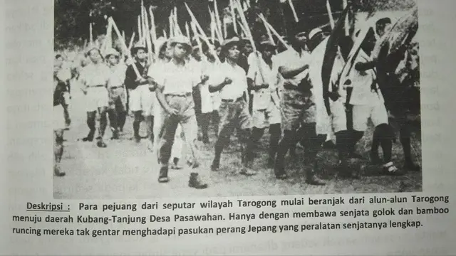 Sekitar 100 pejuang Garut berusia 20-40 tahun, nampak serempak membawa senjata bambu runcing dalam pertempuran Kubang menghadang pasukan Jepang