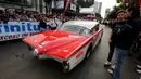 Seorang peserta mengendarai GM Buick Centurion keluaran 1956 saat mengikuti acara Carrera Panamericana di Meksiko, Sabtu (15/10). Carrera Panamericana adalah perlombaan mobil antik yang digelar di Meksiko selama 7 hari. (REUTERS / Henry Romero) 