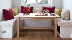 Nook atau ruang kecil yang terletak di samping jendela adalah lokasi yang ideal untuk menempatkan meja makan kecil. Letaknya yang menjorok tak mengganggu ruang gerak penghuni. (foto: house to home)