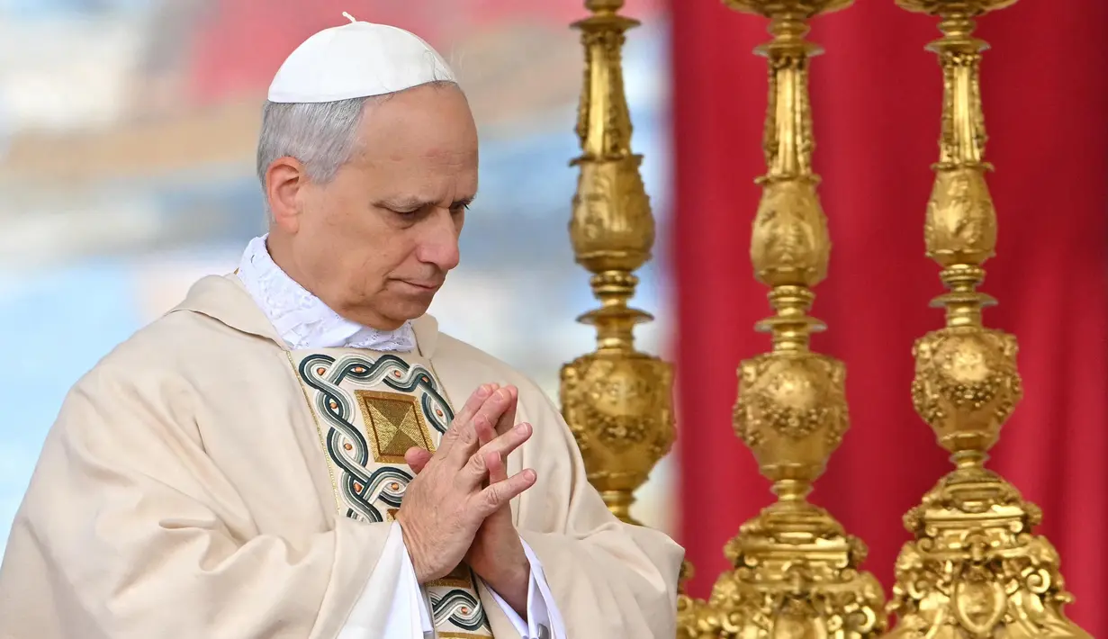 Misa inaugurasi ini digelar sepuluh hari setelah Paus Leo XIV resmi terpilih sebagai penerus mendiang Paus Fransiskus yang wafat pada 21 April 2025. (Alberto PIZZOLI/AFP)