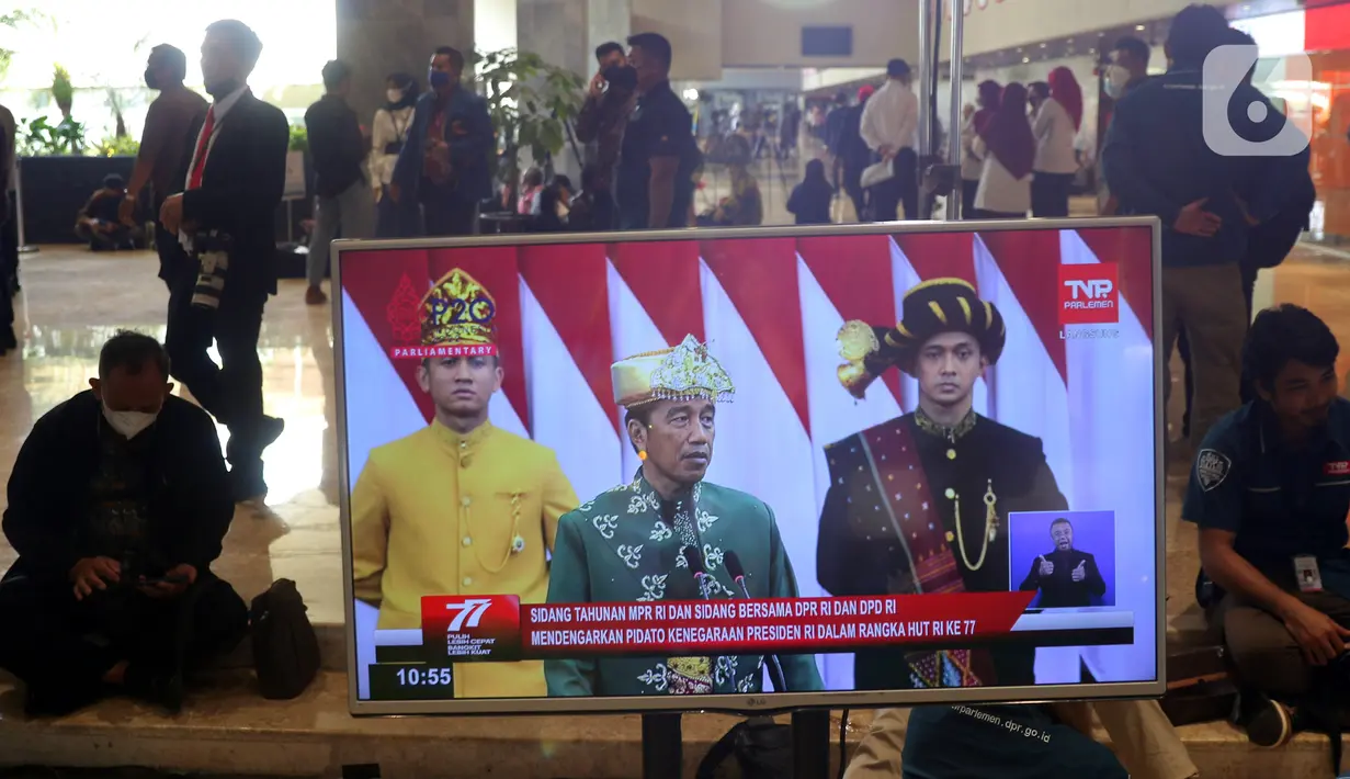 Layar televisi memperlihatkan pidato kenegaraan Presiden Joko Widodo atau Jokowi dalam Sidang Tahunan MPR, DPR, DPD di Gedung Nusantara, Jakarta, Selasa (16/8/2022). Di Gedung Nusantara, Presiden Jokowi akan menyampaikan pidato pada Sidang Tahunan MPR RI Tahun 2022 dan pidato kenegaraan dalam rangka Hari Ulang Tahun (HUT) ke-77 Kemerdekaan RI pada Sidang Bersama DPR RI dan DPD RI Tahun 2022. (Liputan6 com/Angga Yuniar)