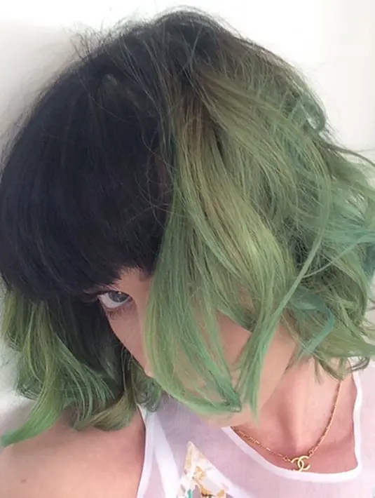 "SLIME GREEN FOR SPRING" tulis Katy Perry dalam menggambarkan tema rambutnya dalam akun instagram miliknya @katyperry. (Via instagram/@katyperry)