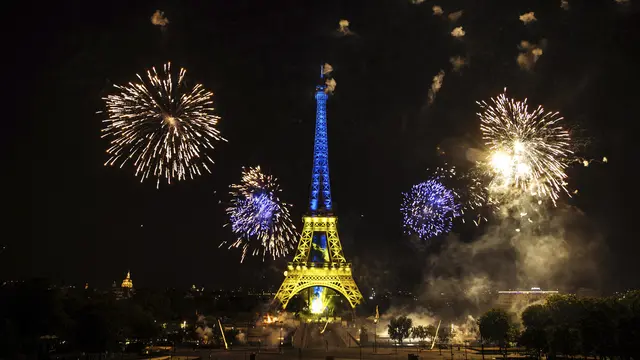 Warna-warni Kembang Api Hiasi Menara Eiffel di Hari Bastille