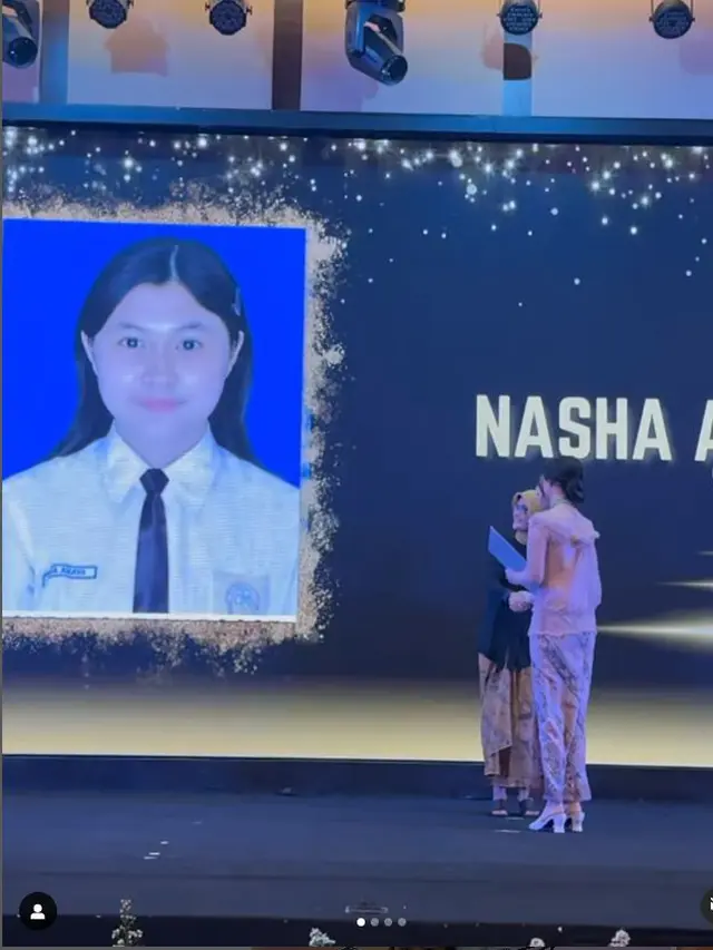 6 Potret Nasha Anaya Wisuda Lulus SMP, Bawa Bunga untuk Pasha dan Okie Agustina