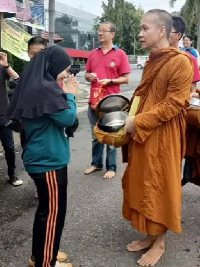 7 Momen Warga Berbagi Makanan Kepada Biksu dari Thailand, Indahnya Toleransi