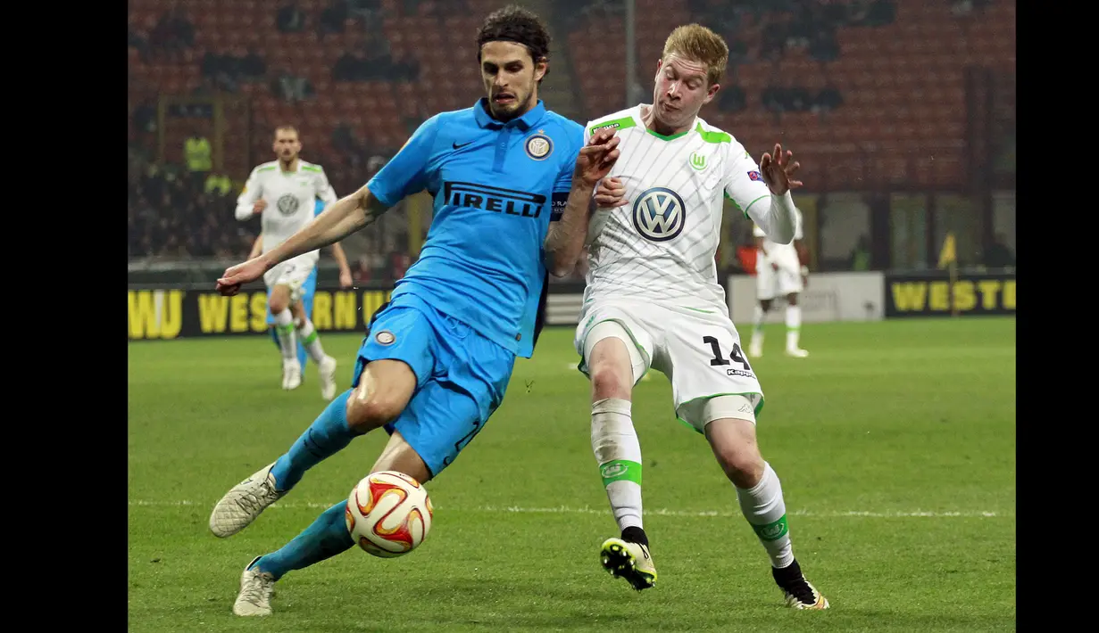 Bek Inter Milan,  Andrea Ranocchia berebut bola dengan gelandang Wolfsburg Kevin De Bruyne di leg kedua 16 besar Liga Europa di Stadion San siro, Italy (19/3/2015). Wolfsburg menang 2-1 atas Inter Milan. (Reuters/Alessandro Garofalo)