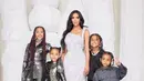 Foto keluarga Kim Kardashian bersama North, Chicago, Saint & Psalm di pesta Natal
[kimkardashian]