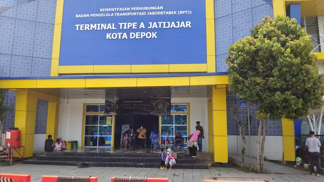 Menjelang H-5 Hari raya Idul Fitri penumpang di terminal Jatijajar, Kota Depok, mengalami peningkatan.