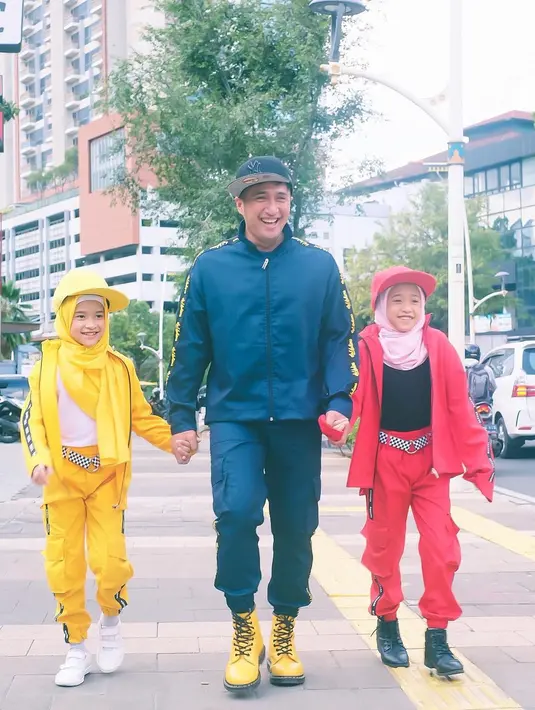 Tentu menjadi hal yang membahagiakan bagi setiap orangtua jika melihat anak-anaknya sukses. Untuk itu lah Irfan Hakim dan istri memberikan fasilitas yang lengkap dan membekalinya dengan berbagai kegiatan bermanfaat. (Instagram/irfanhakim75)