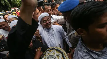  Pemimpin Front Pembela Islam (FPI) Rizieq Shihab memenuhi panggilan penyidik Ditreskrimsus Polda Metro Jaya. Rizieq tiba di Mapolda Metro Jaya dengan pengawalan ekstra ketat dari petugas kepolisian.