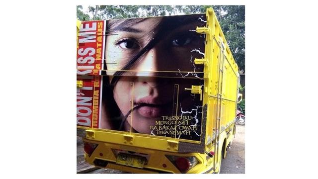 Gambar Artis di Belakang Truk Ini Bikin Tepuk Jidat, Terbaru Chef Renatta