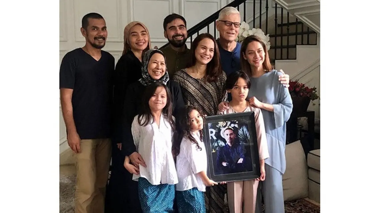 5 Potret Noah Sinclair Berusaha Tersenyum, Haru saat Pegang Foto Ashraf