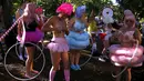 Peserta mengenakan kostum unik untuk mengikuti parade Gay dan Lesbian Mardi Gras di Sydney , Australia , 5 Maret 2016. Parade ini diperuntukan untuk para kaum Gay dan Lesbian yang berada di Australia. (REUTERS / David Gray)