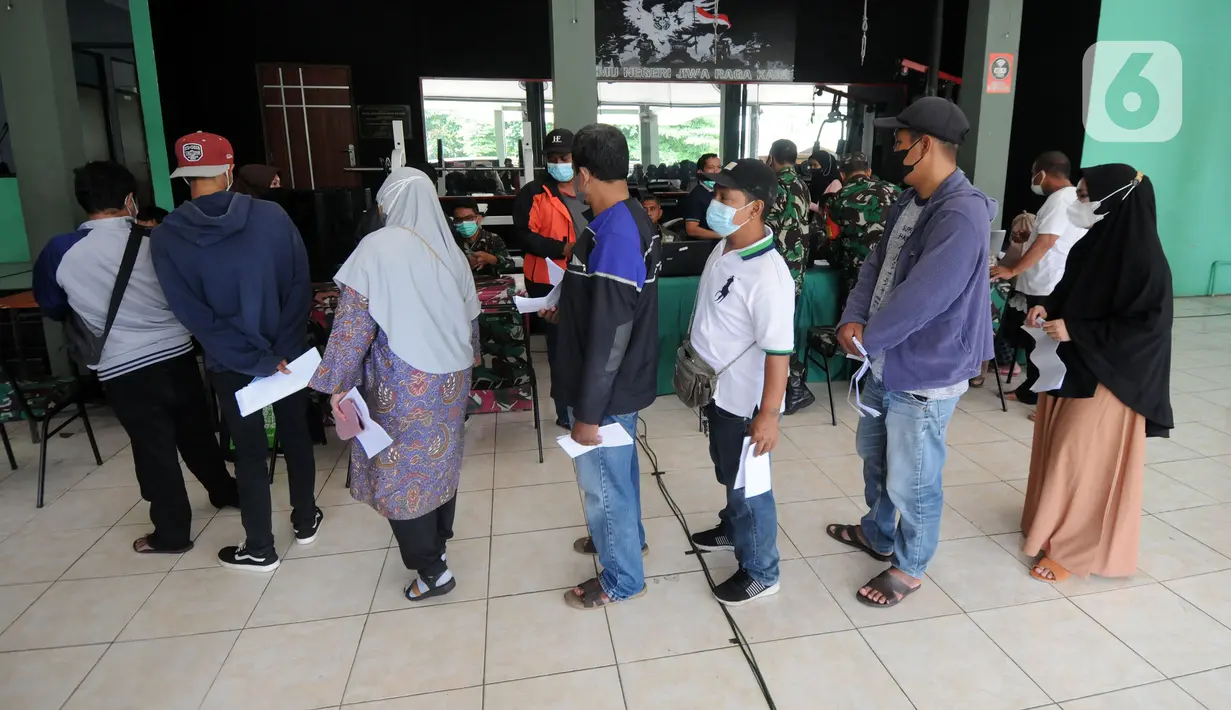 Warga antre untuk menerima Bantuan Tunai untuk Pedagang Kaki Lima dan Warung (BTPKLW) di Markas Kodim 0508/Depok, Jawa Barat, Rabu (20/10/2021). Bantuan diberikan kepada lebih dari 5.000 PKL dan pengusaha warung kecil. (merdeka.com/Arie Basuki)