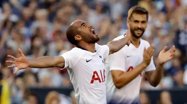 Gelandang Tottenham Hotspur, Lucas Moura berselebrasi usai mencetak gol ke gawang AS Roma pada pertandingan International Champions Cup di San Diego (25/7). Moura mencetak dua gol dan mengantar tottenham menang 4-1 atas Roma. (AP Photo/Gregory Bull)