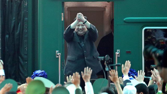 Senyum Kim Jong-un Saat Tinggalkan Vietnam