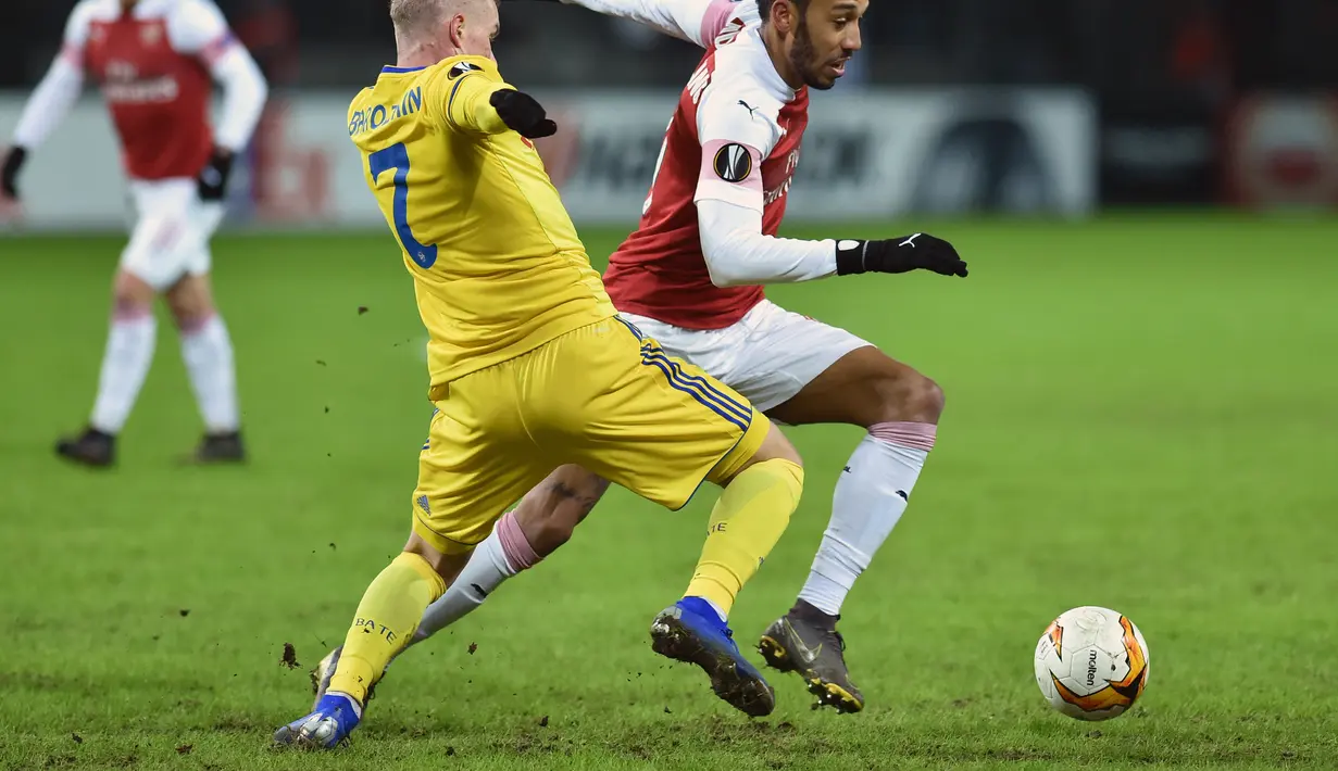 Aksi penyerang Arsenal, Pierre Emerick Aubameyang pada leg 1,32 besar Liga Europa yang berlangsung di stadion Borisov Arena, Borisov, Jumat (15/2). Arsenal tumbang 0-1 kontra Bate Borisov. (AFP/Sergei Gapon)