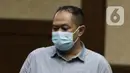 Terdakwa dugaan tindak pidana korupsi pengadaan tanah di Munjul, Jakarta Timur, Tommy Adrian usai mengikuti sidang pembacaan tuntutan di Pengadilan Tipikor Jakarta, Kamis (10/2/2022). Tommy Adrian dituntut pidana penjara selama 7 tahun dan denda 500 juta. (Liputan6.com/Helmi Fithriansyah)