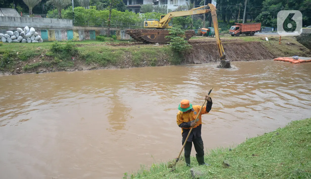 Pekerja Dinas Kebersihan mengangkat sampah yang terjaring di Kali Pesanggrahan, Jakarta Selatan, Rabu (4/11/2020). Sampah-sampah yang terbawa arus air terjaring di penyaringan sampah yang dipasang untuk mengantisipasi penyumbatan pada musim penghujan bisa terjadi banjir. (merdeka.com/Dwi Narwoko)