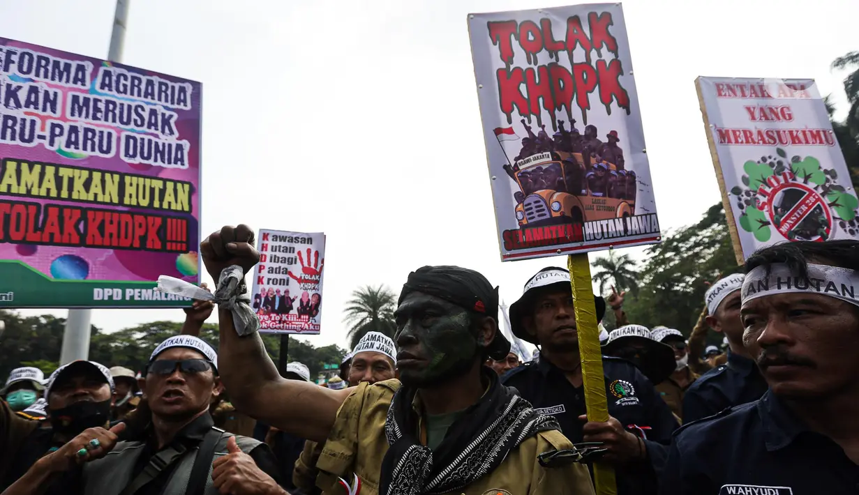 Sejumlah orang yang tergabung dalam karyawan Perhutani menggelar aksi damai di kawasan Patung Kuda, Jakarta, Rabu (20/7/2022). Massa menyampaikan kepada masyarakat Indonesia dan pemerintah peran strategis Hutan Jawa dalam mendukung kehidupan baik dari aspek ekologis, tata air, mitigasi bencana, perlindungan keanekaragaman hayati, perekonomian, sosial dan budaya mengingat peran strategis tersebut. (Liputan6.com/Faizal Fanani)