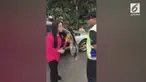 Sambil memegang kunci stir, wanita ini menghardik dan mengancam petugas.