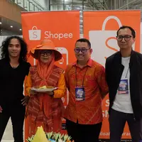 Pemotongan tumpeng sebelum konser Slank bersama Shopee di ICE, BSD, Minggu (31/3/2019)