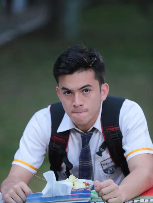 Berbeda dengan Royani, Rizky Nazar yang berperan sebagai Dito memiliki sifat jauh berbeda. Dito digambarkan sebagai cowok yang selalu ingin bersih, manja dengan mamanya, lantaran sebagai anak tunggal. (Adrian Putra/Bintang.com)