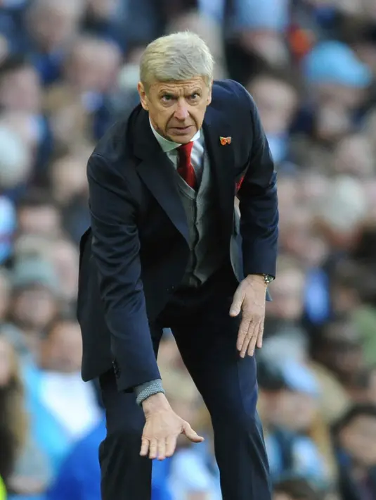 Pelatih Arsenal, Arsene Wenger memberi intruksi ke para pemainnya saat bertanding melawan Manchester City pada lanjutan Liga Inggris di di Stadion Etihad, Inggris, (5/11). City menang atas Arsenal dengan skor 3-1. (AP Photo/Rui Vieira)