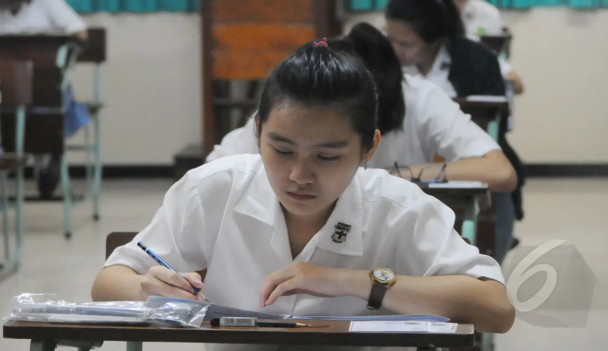 Siswi saat mengerjakan Ujian Nasional  secara Manual di SMA Santa Ursula , Jakarta, Senin (13/4/2015). Mulai hari ini SMA/SMK sederajat menjalani Ujian Nasional 2015 baik secara online maupun Manual. (Liputan6.com/Herman Zakharia)