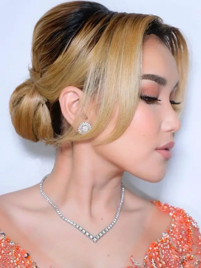 6 Potret Detail Busana dan Makeup Ayu Ting Ting di Acara Lamaran Adik, Memesona